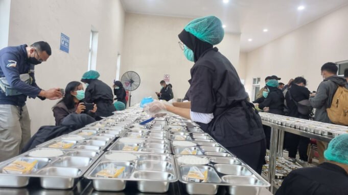 pekerja-menyiapkan-paket-makanan-untuk-program-makan-bergizi-owye.jpg