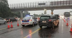 Kendaraan Arus Balik Natal Padat, Petugas Terapkan Contraflow Tol Japek
