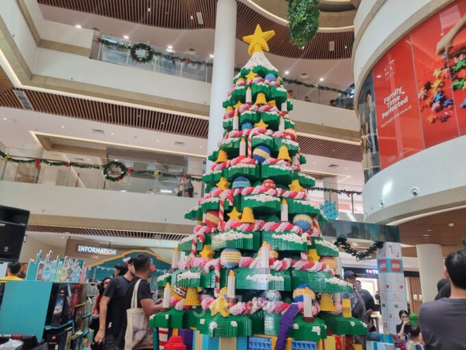 pohon-natal-setinggi-45-meter-dirakit-menggunakan298530-lego-cv5k.jpg