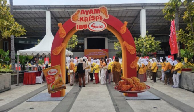 sasa-tepung-bumbu-meluncurkan-event-10000-ayam-krispi-ibu-sa-uxxs.jpg