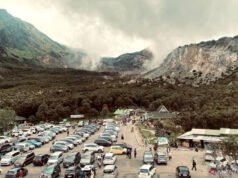 Libur Nataru: Ribuan Wisatawan Memadati Gunung Papandayan di Garut