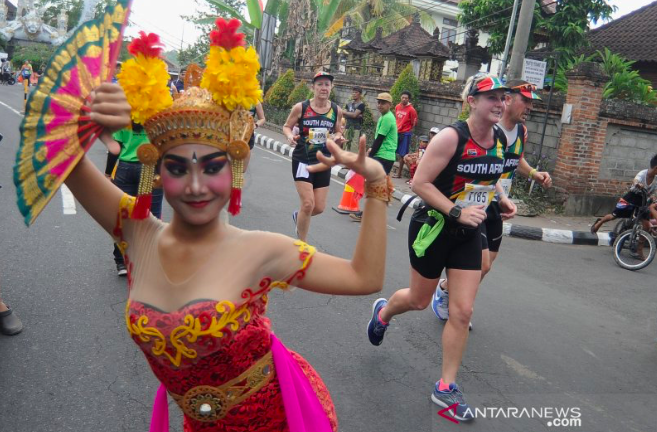 sejumlah-peserta-berlari-di-samping-penari-bali-saat-mengikuti-maybank-bali-marathon-2019-di-kawasan.png