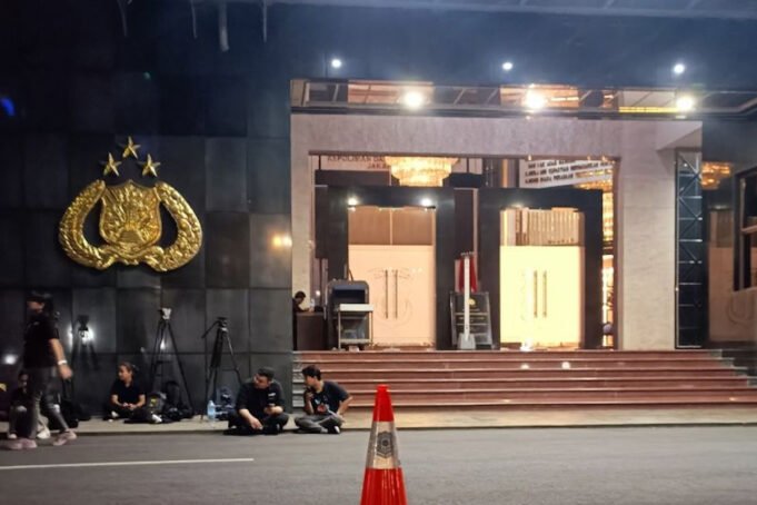 suasana-di-depan-gedung-promoter-polda-metro-jaya-tempat-kom-3p1z.jpg