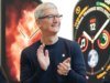 Tim Cook baru saja membeli 50,000 saham Nike, dan investor menyadarinya