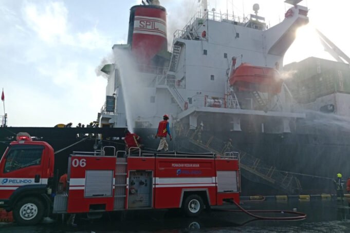 tim-pemadam-kebakaran-pelindo-dan-pemkot-surabaya-memadamkan-rzcv.jpg