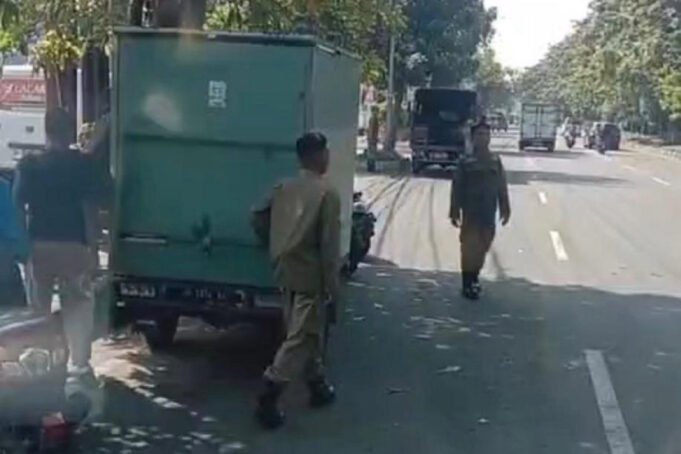 video-viral-oknum-satpol-pp-surabaya-melakukan-pungli-kepada-8kdl.jpg