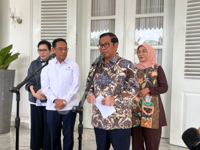 wakil-menteri-kesehatan-benjamin-paulus-kemeja-putih-bersama-lfef.jpg