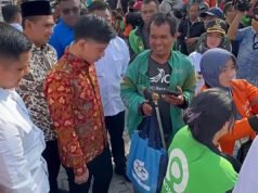Chauffeur Ojol Curhat ke Gibran Tetap Bekerja Meski Pakai Tongkat, Lalu Dapat Sembako