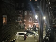 Holland Park menimbulkan kekacauan saat sekolah-sekolah tutup dan penduduk diselamatkan dengan perahu ketika terjadi pemutusan aliran listrik ke ribuan orang