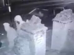 Saat orang yang lewat gagal berhenti dan membantu lelaki tua yang dirampok ‘di bawah todongan pisau’ oleh geng berkerudung