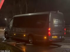 Home Office mengirimkan migran pertama ke kamp militer pada pukul 03.28 di bawah naungan kegelapan – seiring dengan rencana untuk menampung 540 laki-laki pencari suaka di sana meskipun ada protes