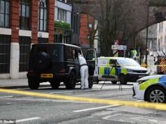 Enam orang ditangkap setelah seorang pria ditembak di Desa Gay Manchester dalam serangan yang ditargetkan ketika senjata ditemukan dalam penggerebekan polisi