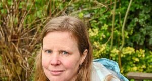 Ibu dua anak ini kehilangan tempat tinggal setelah menyerahkan £250K kepada penipu asmara yang menipunya EMPAT kali dengan menyamar sebagai bintang pop dan kekasih Hollywood yang berbeda.