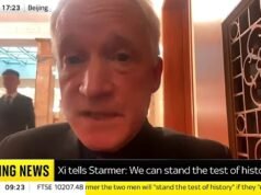 Saat bos Museum Sejarah Alam digerakkan oleh keamanan Tiongkok selama wawancara Sky News