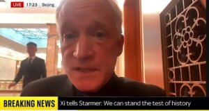 Saat bos Museum Sejarah Alam digerakkan oleh keamanan Tiongkok selama wawancara Sky News