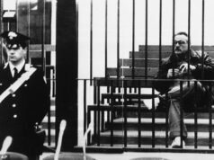 Dipenggal oleh Mafia: Ketika seorang pengurus jenazah menolak membayar uang pemerasan, para gangster ini memenggal kepala anjing kesayangannya. Beginilah akhirnya keadilan ditegakkan … dan 323 preman dijebloskan ke penjara