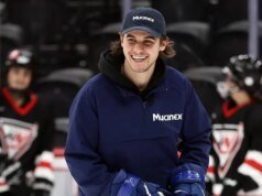 Bintang NHL Jack Hughes Berbicara tentang Ketenaran yang Meningkat, Ikatan Dengan Tkachuk (Kecuali).