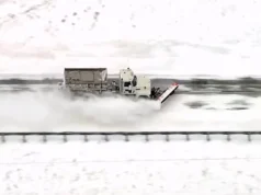 Badai besar membawa salju yang luas dan gangguan perjalanan ke AS