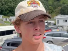 Turis Australia menggambarkan pelariannya saat upaya penyelamatan terus berlanjut di perkemahan