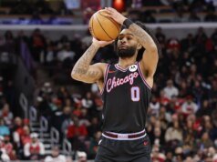 Pembeli berupaya meredam kebisingan perdagangan saat berkunjung ke Pacers