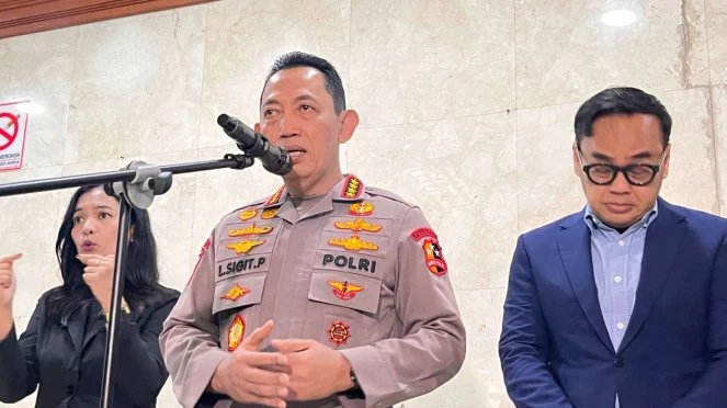 69771390cb760-kapolri-jenderal-listyo-sigit-prabowo-tengah-di-kompleks-parlemen-senayan_663_372.jpg
