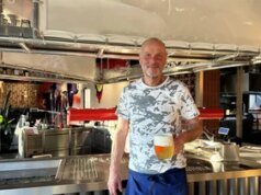 Kecelakaan BMW mewah di Praha: Mobil tersebut keluar dari jalan raya, dua orang dalam perawatan tim penyelamat