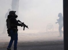 Korban lain dari agen Trump: Alex († 37 merawat para expert yang sakit di ICU. Apakah dia punya gun?