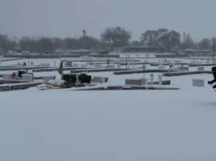 Hujan salju di Chicago yang merupakan bagian dari badai musim dingin besar-besaran di AS membawa es dan suhu yang sangat dingin