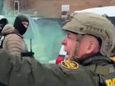 Kepala Patroli Perbatasan melemparkan gas ke pengunjuk rasa Minneapolis