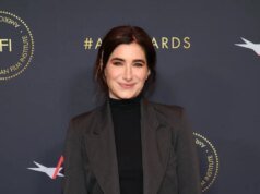 Kathryn Hahn Berbicara tentang Workshop Musim 2, Implan Bokong, dan Sepak Bola (Kecuali).