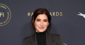 Kathryn Hahn Berbicara tentang Workshop Musim 2, Implan Bokong, dan Sepak Bola (Kecuali).