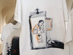 Di antara kaos yang digantung. Pameran pendidikan ini merupakan sebuah langkah menuju masyarakat yang lebih aman