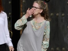 Timothy Busfield Terlihat untuk Pertama Kalinya Sejak Dibebaskan dari Penjara Menunggu Sidang