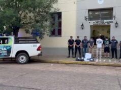 Dua pencuri mencuri lebih dari 20 ponsel dan salah satu dari mereka ingin melarikan diri dengan bus dengan perangkat menempel di tubuhnya.