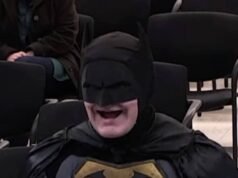 “Batman” vs. ICE di California: menyerbu balai kota dengan menyamar untuk menuntut diakhirinya penggerebekan