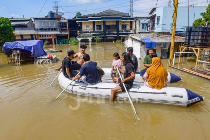 petugas-damkar-kota-tengerang-mengevakuasi-warga-saat-banjir-bid9.jpg