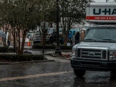 Los Angeles: Pengemudi U-Haul menabrak pengunjuk rasa di Westwood, truk menampilkan pesan ‘Jangan ulangi tahun 1953’
