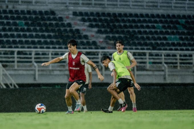 skuad-persebaya-berlatih-foto-persebaya-ntqt0-wdg1.jpg