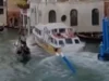 Kapal feri yang tidak berfungsi menabrak gondola di Venesia