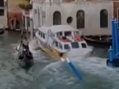 Kapal feri yang tidak berfungsi menabrak gondola di Venesia