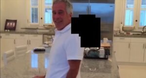 Jeffrey Epstein tertawa dan mengejar wanita muda di dapurnya di rumah besar pulau pedofil dalam rekaman baru yang mengganggu