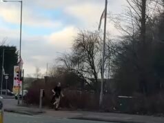 Pengendara setengah telanjang melarikan diri dari lokasi tabrakan tiga mobil hanya dengan mengenakan kaos dan kaus kaki