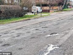 Penduduk desa mengatakan rumah mereka telah menjadi ‘zona perang’ karena lubang sepanjang 7 kaki yang merusak jalan