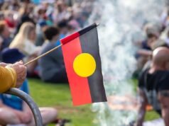 Bagaimana upacara Selamat Datang di Negara telah menjadi bagian dari rutinitas sehari-hari di sekolah-sekolah di Australia ketika para master yang terpecah belah saling menyerang: ‘Indoktrinasi’.