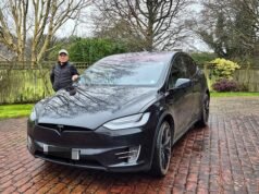 Pengemudi yang tidak dapat menurunkan Tesla mereka: Penjual yang frustrasi mengatakan mereka ditawari uang yang ‘menurunkan moral’ untuk mobil EV – dengan salah satu pemilik menyalahkan perilaku ‘anti-bangun’ Elon Musk