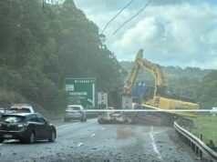 Bruce Highway ditutup setelah truk yang membawa ekskavator menabrak jembatan layang
