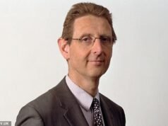 Mantan kepala regulator obat-obatan Inggris terancam dikeluarkan dari daftar medis setelah gagal mengungkapkan hukuman atas pelanggaran seks anak