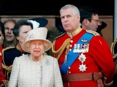 Ratu Elizabeth menganggap ‘tidak bijaksana’ bagi Andrew untuk melakukan kontak dengan pedofil Jeffrey Epstein tetapi memberikan ‘dukungan penuh’ kepada mantan pangeran itu bahkan setelah foto putranya dengan Virginia Giuffre muncul.