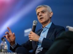 Sadiq Khan mendukung Keir Starmer dan mengatakan bahwa menggulingkan PM adalah suatu kesalahan karena Walikota London mengecam Mandelson yang ‘sombong’.