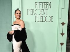 Meghan tampil solo dan mengenakan gaun dengan kereta besar di Gala Penggalangan Dana Sumpah Lima Belas Persen Tahunan untuk menghormati ibu Beyonce